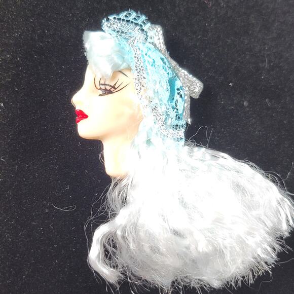 Glamour Lady Head Brooch Face With Lace and Long Blue Hair 1980's With Gift Box - Picture 8 of 8